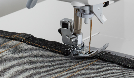 厚的牛仔布三折邊疊縫，即使是厚料的高低段部位也能被強勁地跨越過去。