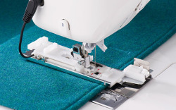 獨自のセンサー方式を採用し、生地や段部の影響による送り詰まりを抑えたボタン穴かがりを?qū)g現(xiàn)。 形狀、ピッチ、種類にこだわりを持ち、美しさを追求。 従來に比べ品質(zhì)が格段にレベルＵＰ。