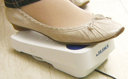 コントローラーを手前に（かかと側(cè)で）踏むことで、自動で糸切りが可能。 踏み心地を重視したコントローラーで、止めたいところでピタッと止まります。 