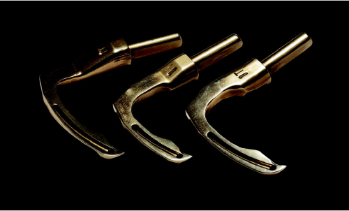 對(duì)彎針進(jìn)行Ti-Mo-N膜表面處理，實(shí)現(xiàn)低摩擦、耐磨損性。<br>因絲線拉出順滑，可提高縫紉品質(zhì)。